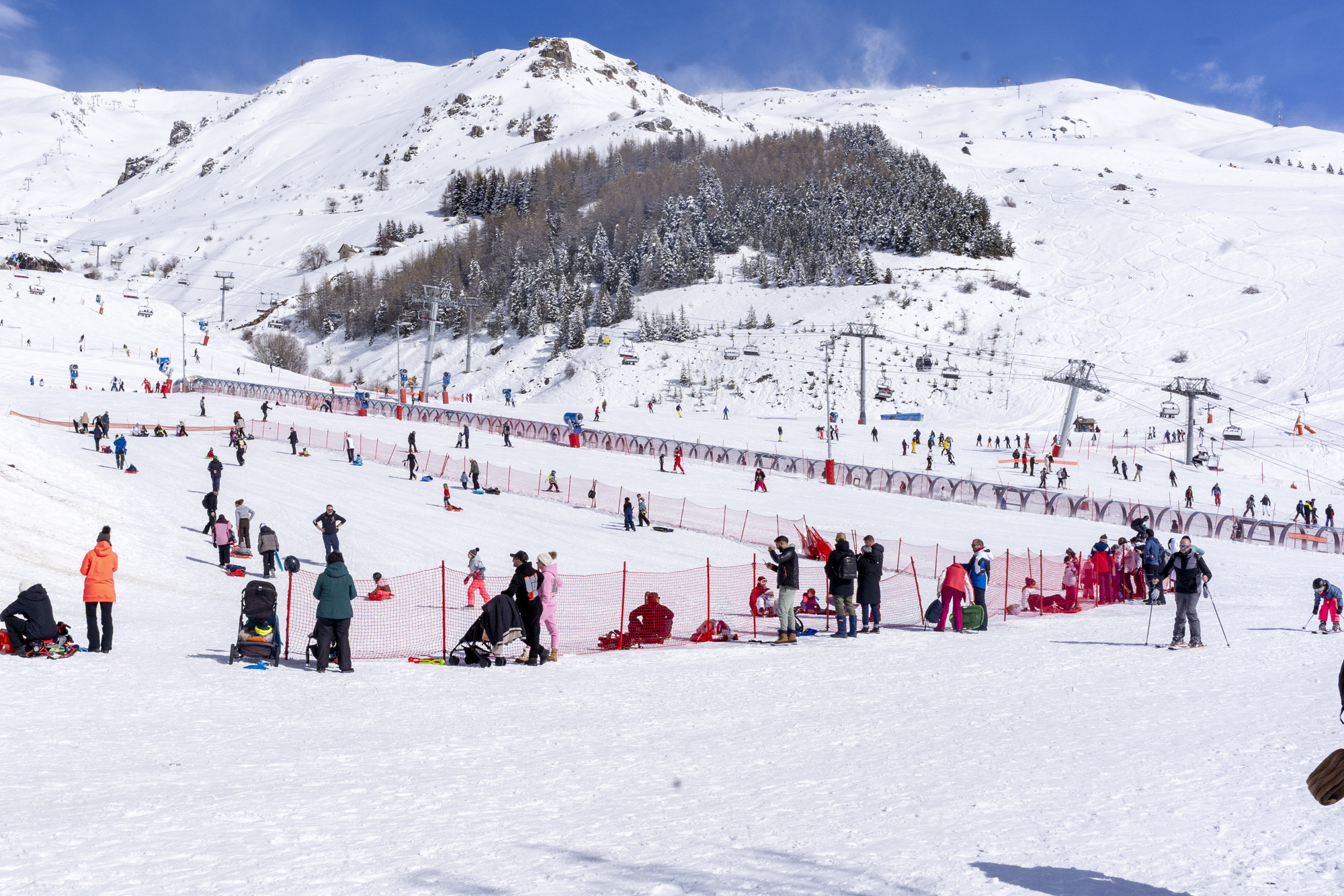 Station de ski animée avec des familles et des skieurs