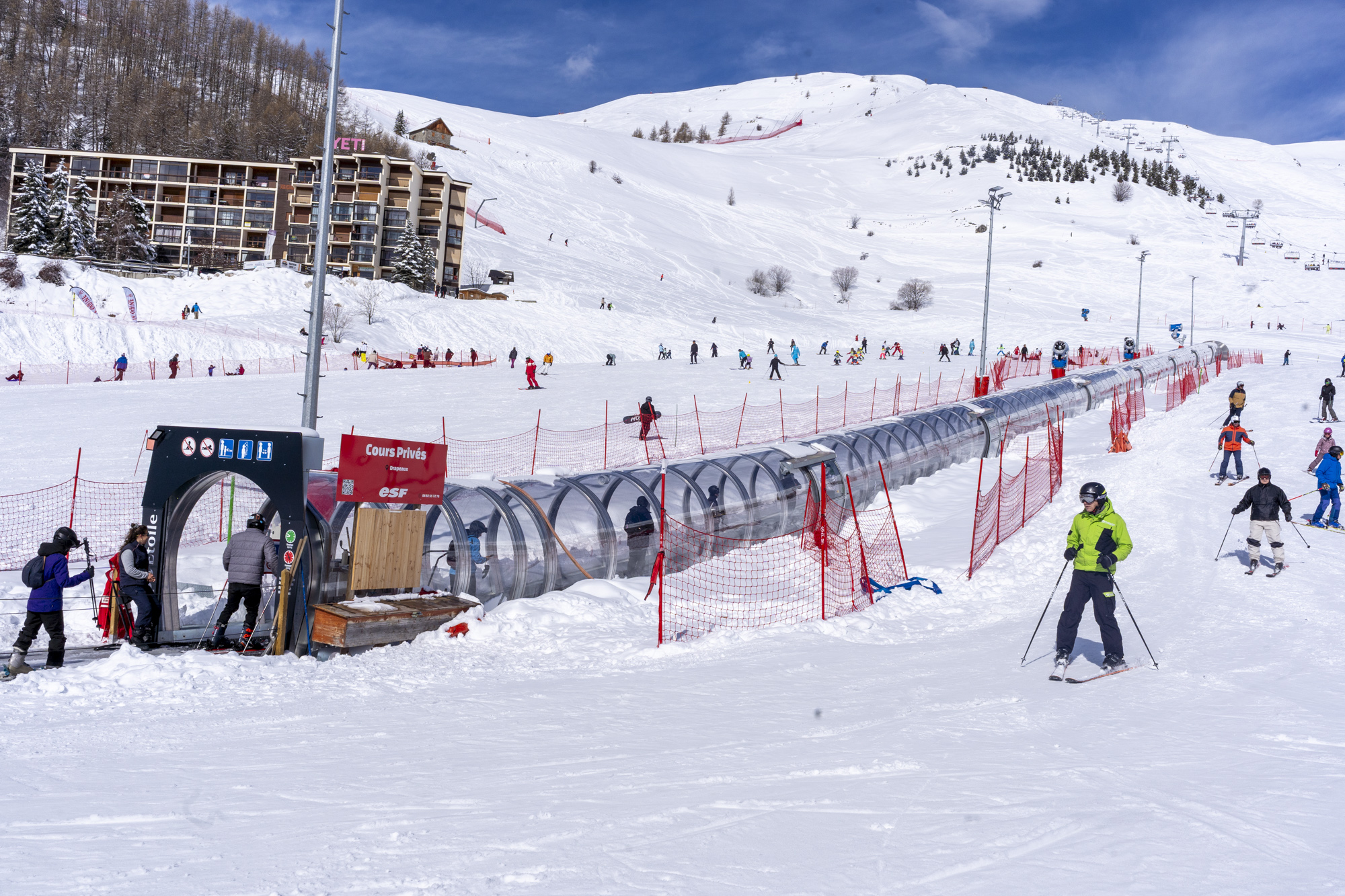 Tapis roulant de ski couvert au coeur de la station