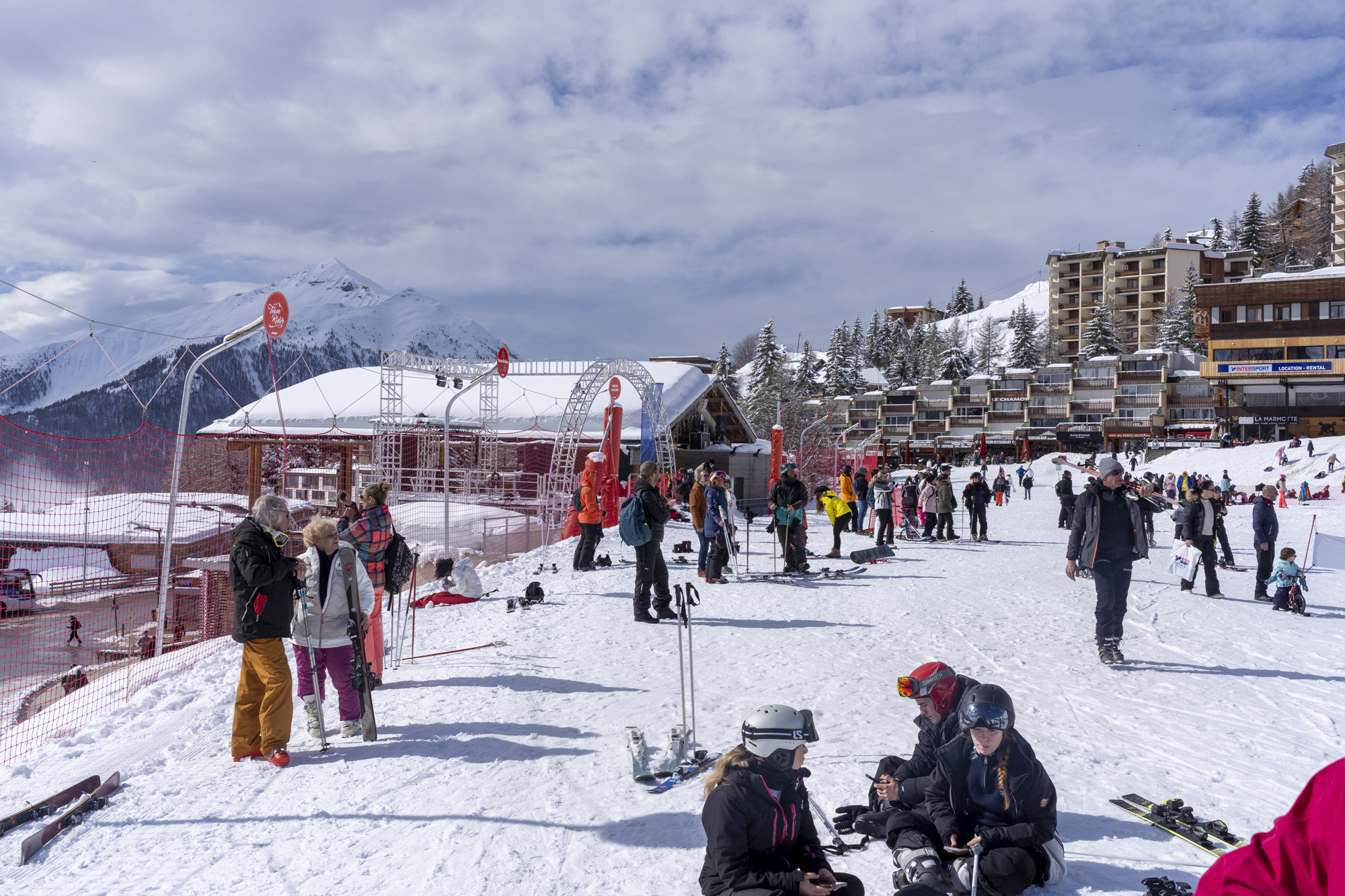 Skieurs rassemblés au pied des pistes enneigées