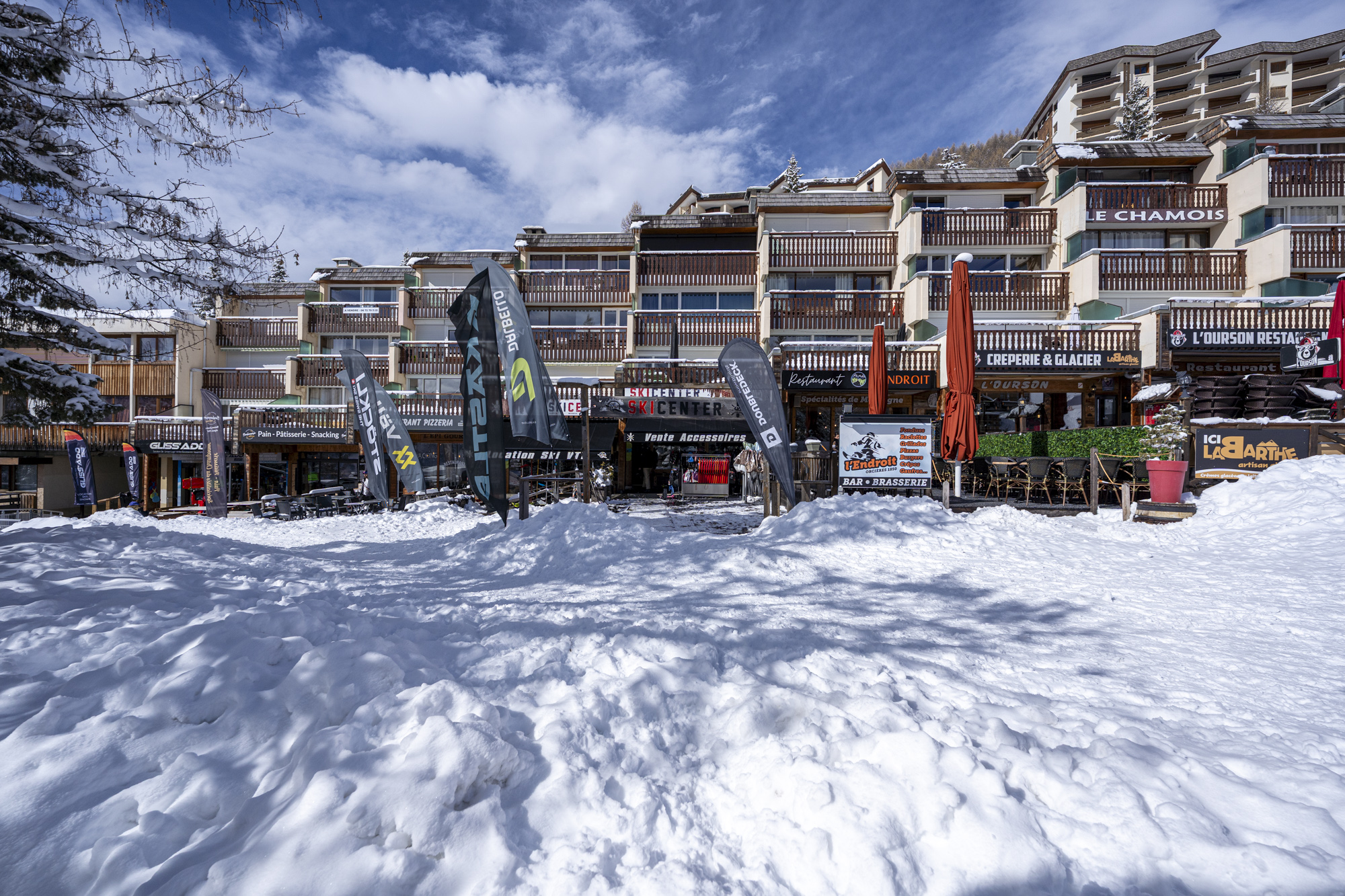 Façades des résidences de vacances au pied des pistes