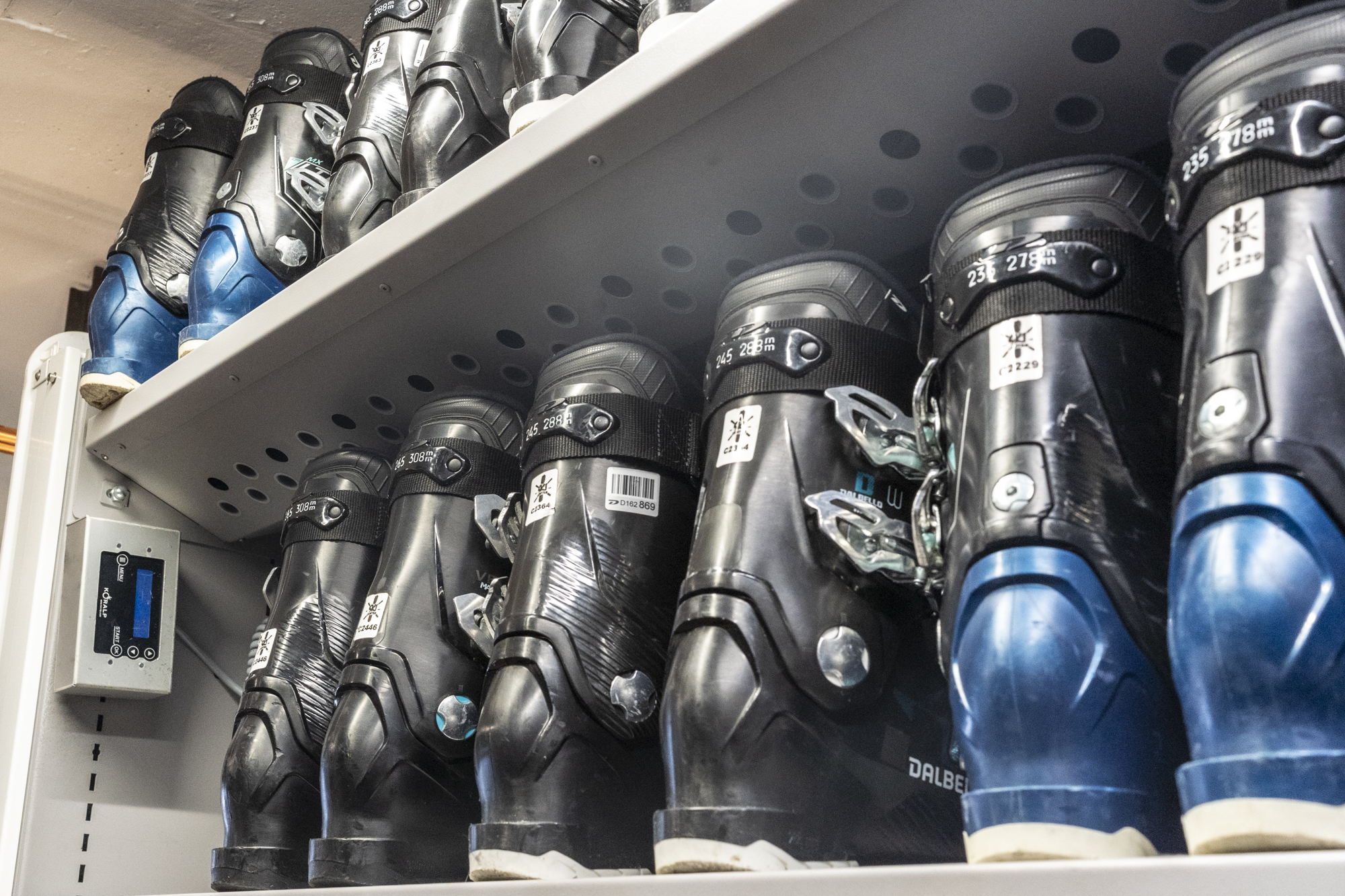Chaussures de ski sur étagères de séchage au SKI CENTER d’Orcières-Merlette