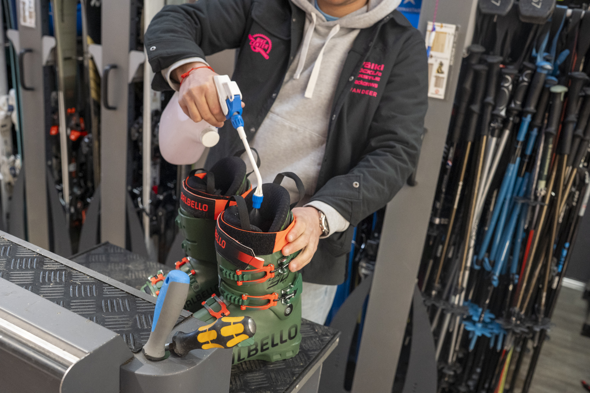 Pulvérisation du produit NST Fresh dans des chaussures de ski Dalbello